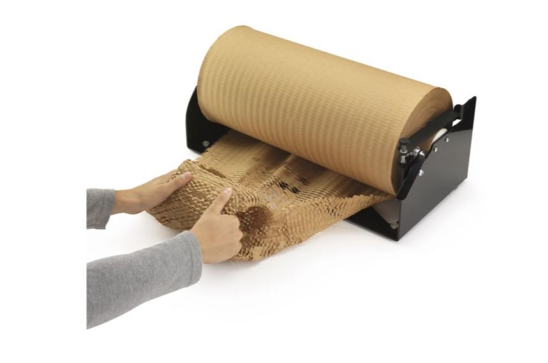 Dérouleur de papier kraft pour protéger les colis 