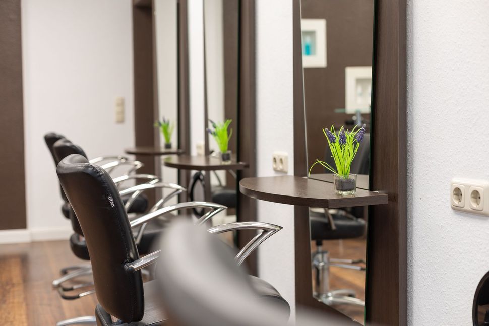Das Haarstudio - Kundenplätze mit Spiegeln