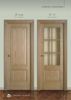 Dos puertas de madera una al lado de la otra sobre un suelo de baldosas.