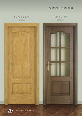 Dos puertas de madera están una al lado de la otra en una pared.