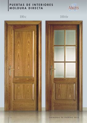 Dos puertas de madera en una pared blanca con las palabras puertas de interiores moldura directa