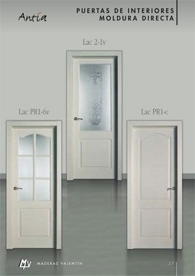 Tres puertas blancas están alineadas una al lado de la otra en una habitación.