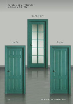 Tres puertas verdes están alineadas una al lado de la otra