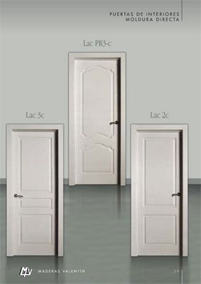 Hay tres puertas blancas una al lado de la otra en una habitación.