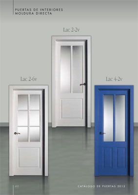 Una puerta azul está al lado de dos puertas blancas