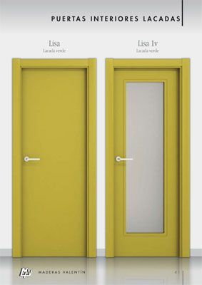 Dos puertas amarillas están una al lado de la otra en una pared blanca.