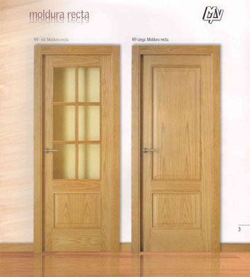 Hay dos puertas de madera una al lado de la otra en una habitación.
