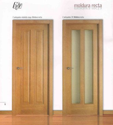 Una imagen de dos puertas de madera con vidrio en ellas.