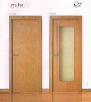 Dos puertas de madera en una habitación con la palabra serie euro 5 en la pared