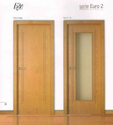 Dos puertas de madera en una habitación con las palabras serie euro 2 en la pared