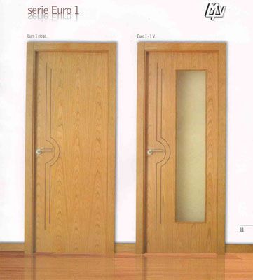 Hay dos puertas de madera una al lado de la otra en una habitación.