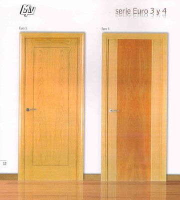 Hay dos puertas de madera una al lado de la otra en una habitación.