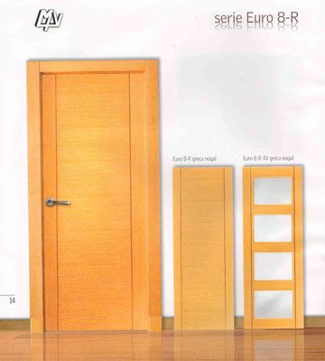 Tres puertas de madera están alineadas una al lado de la otra sobre un piso de madera.