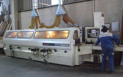 Un hombre está trabajando en una máquina en una fábrica.