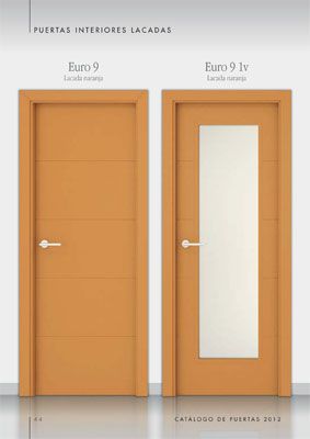 Dos puertas de madera con Euro 9 y Euro 9 lv escrito en ellas