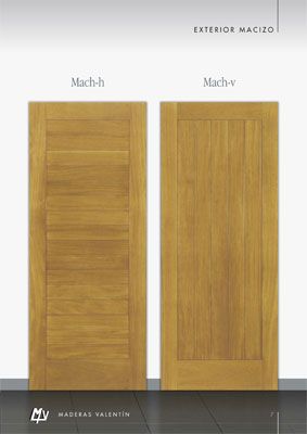 Dos puertas de madera están una al lado de la otra sobre un suelo de baldosas.