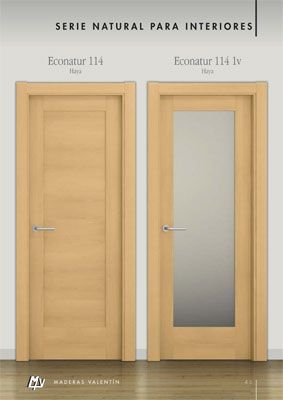 Dos puertas de madera están una al lado de la otra en una pared.