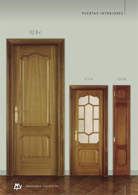 Una imagen de tres tamaños diferentes de puertas de madera.