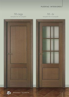 Hay dos puertas de madera una al lado de la otra en una habitación.