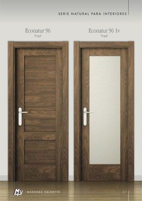 Dos puertas de madera están una al lado de la otra sobre un piso de madera.