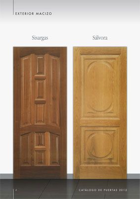 Se muestran dos puertas de madera sobre un fondo blanco.