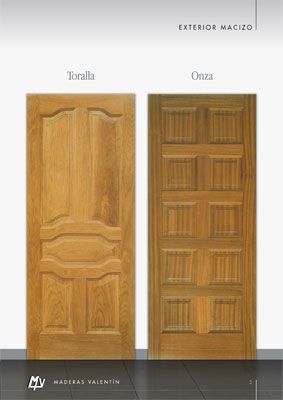 Se muestran dos puertas de madera una al lado de la otra sobre un fondo blanco.