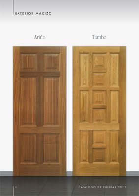 Se muestran dos puertas de madera sobre un fondo blanco.