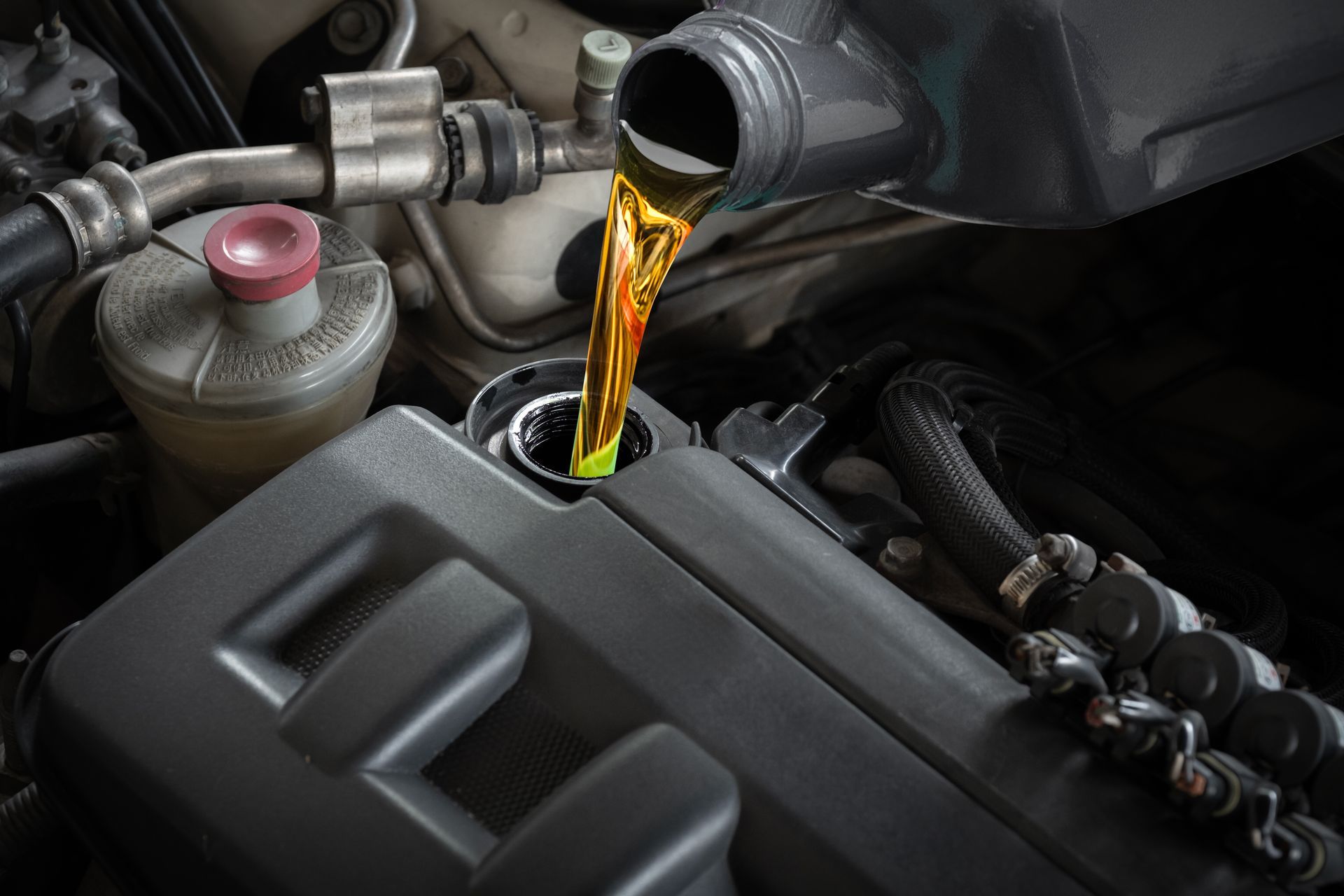 Ajout d'huile moteur dans une voiture