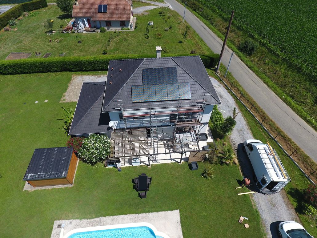 Vue aérienne toit avec des panneaux solaires