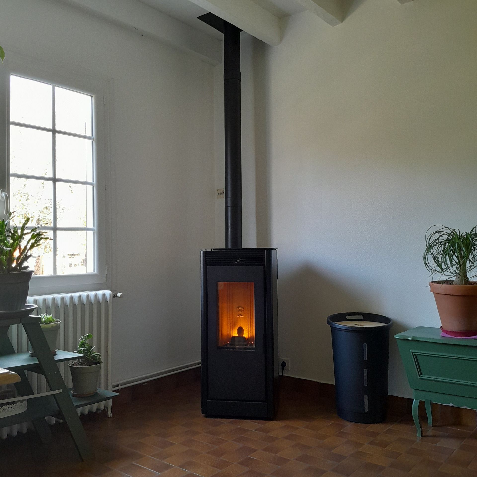 Un poêle à granulés noir