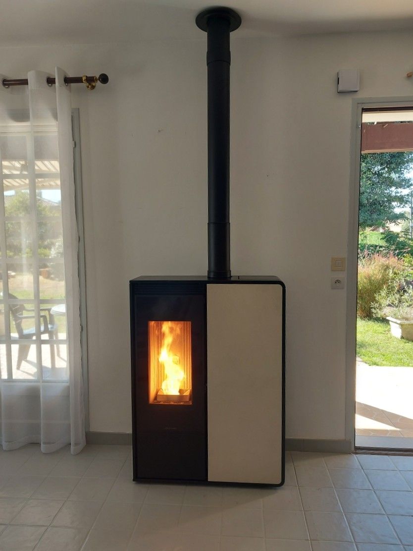 Un poêle à granulés noir et blanc