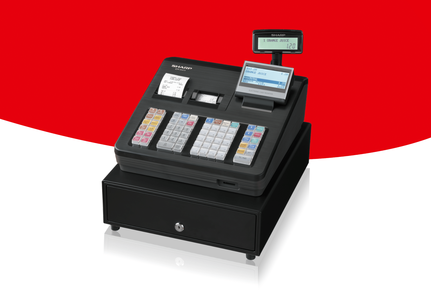 Schwarze Registrierkasse mit Schlüsseln, Display und Kassenschublade vor rot-weißem Hintergrund.