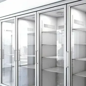 Vitrina refrigerada comercial con puertas de cristal y estantes blancos vacíos. Marcos plateados e interior brillante.