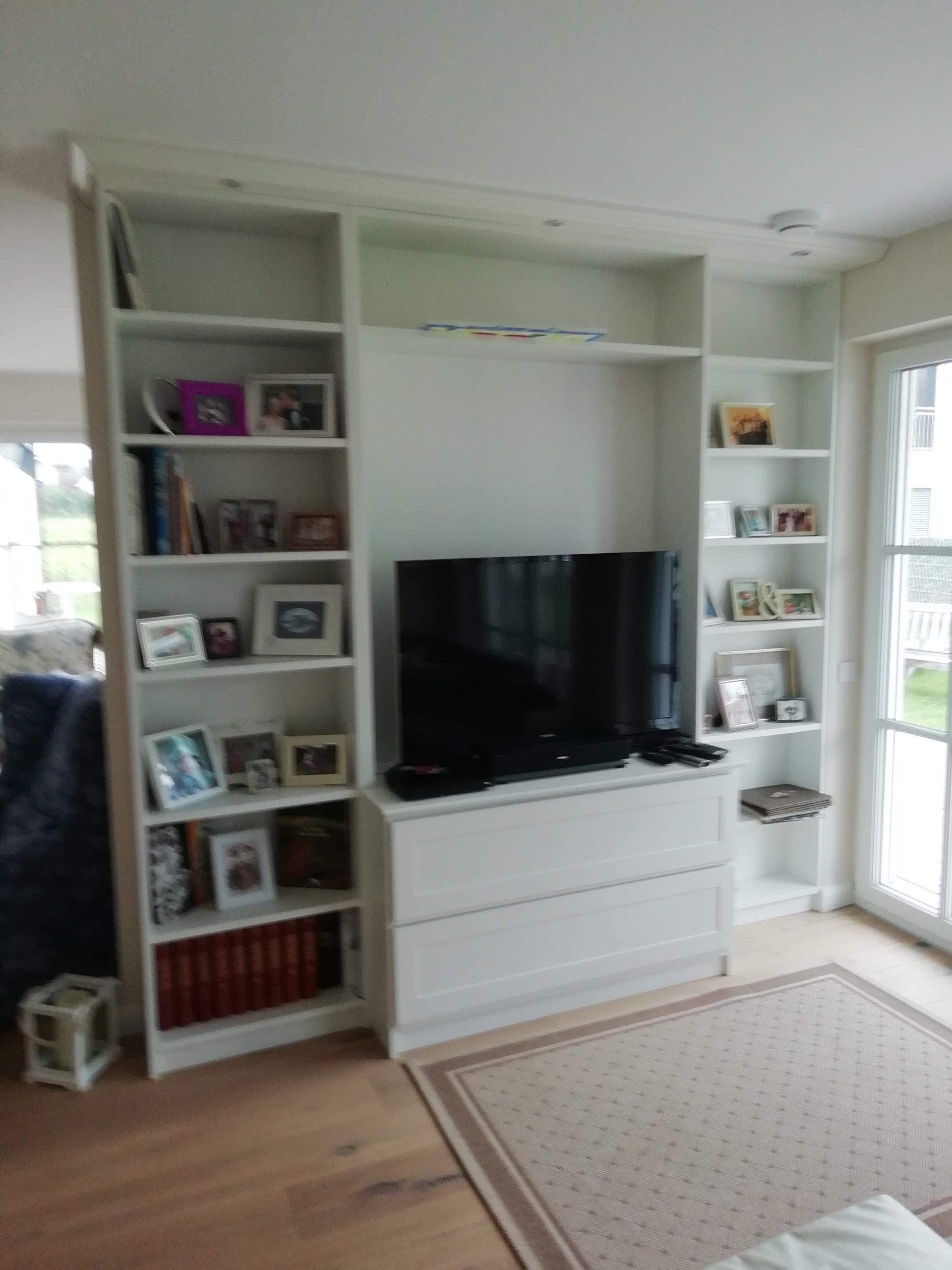 Schränke neben Fernseher