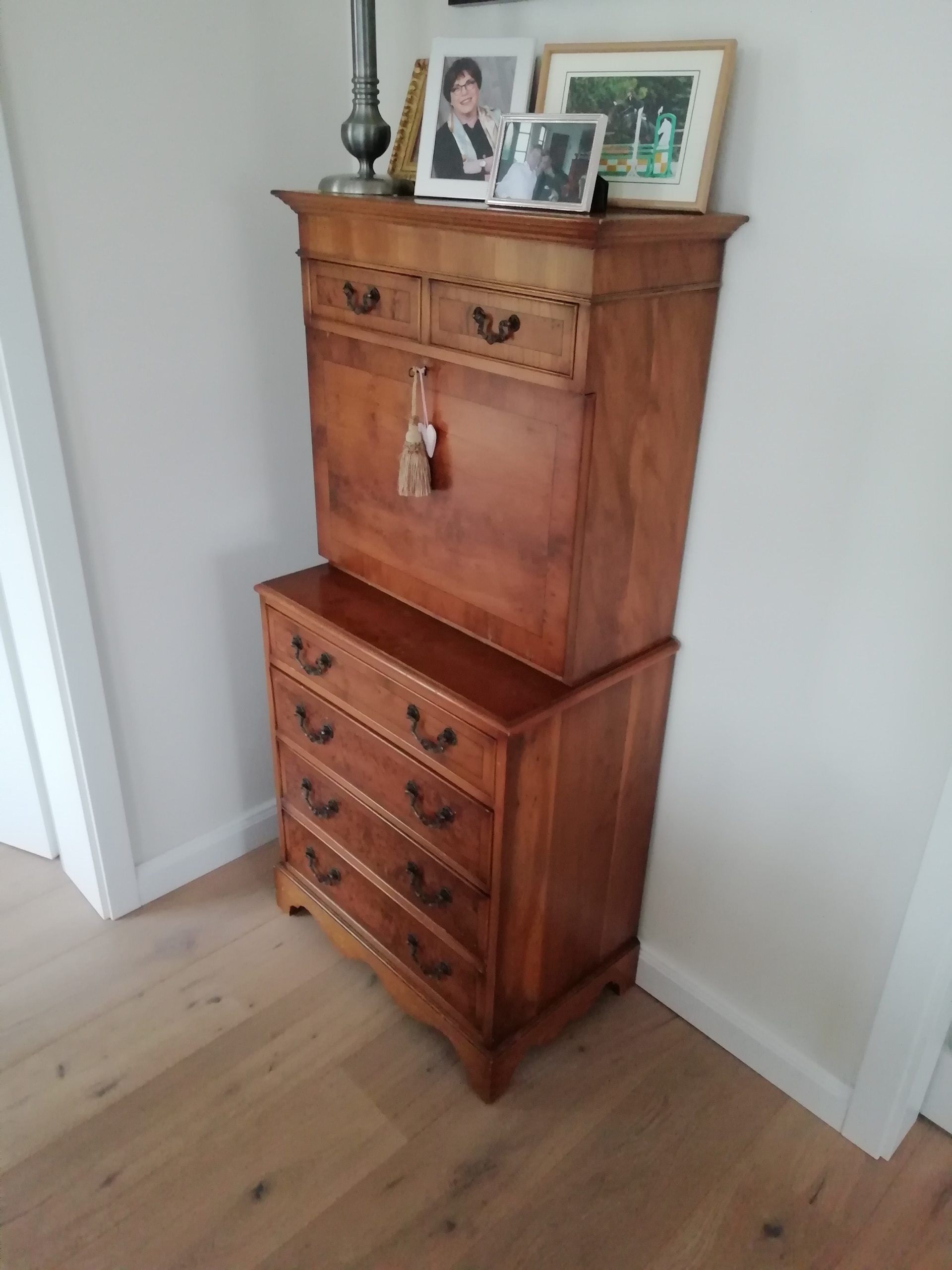 Bild eines antiken Schranks