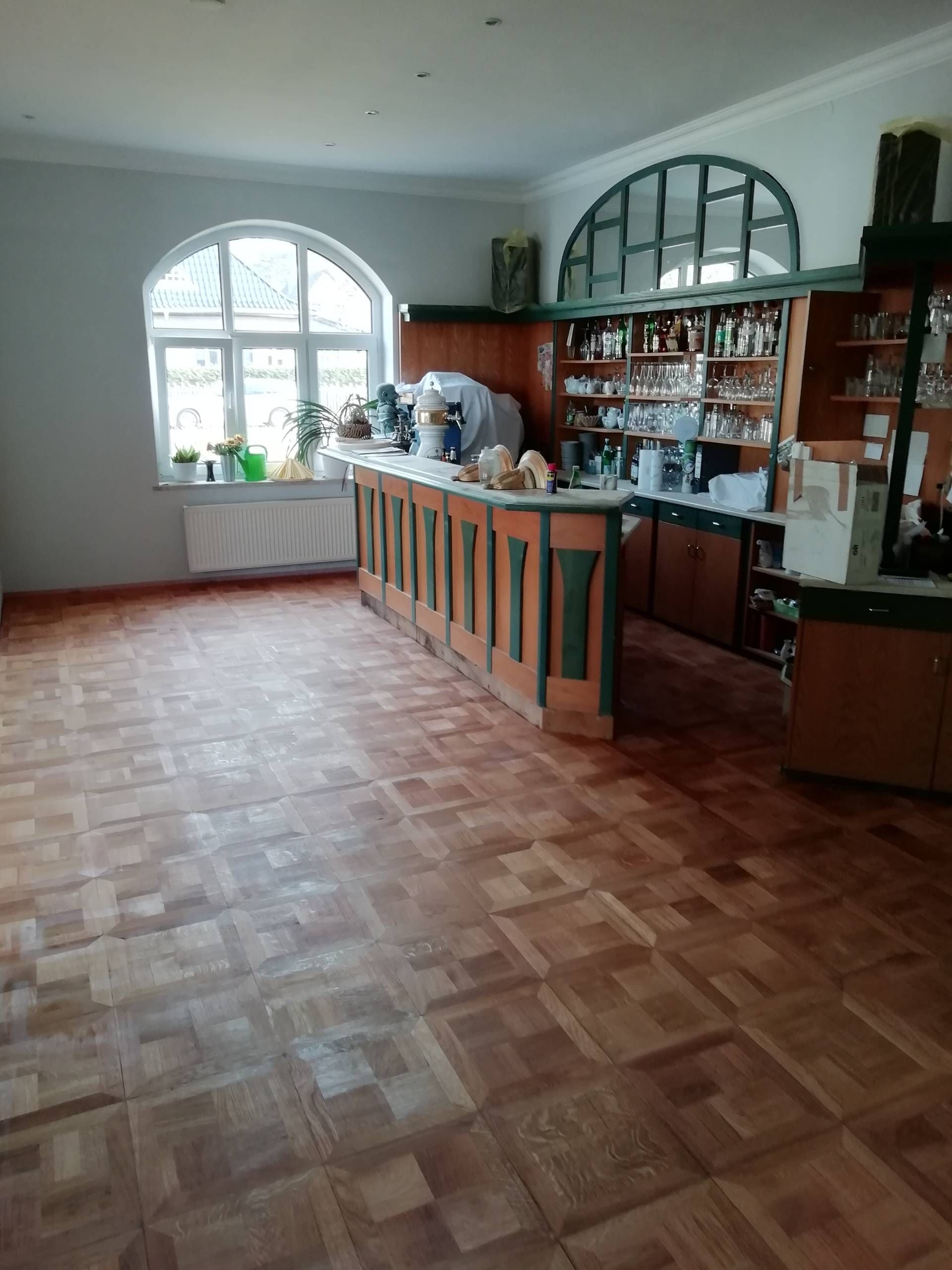 Bild eines Hobbykellers mit Holzboden und Bar