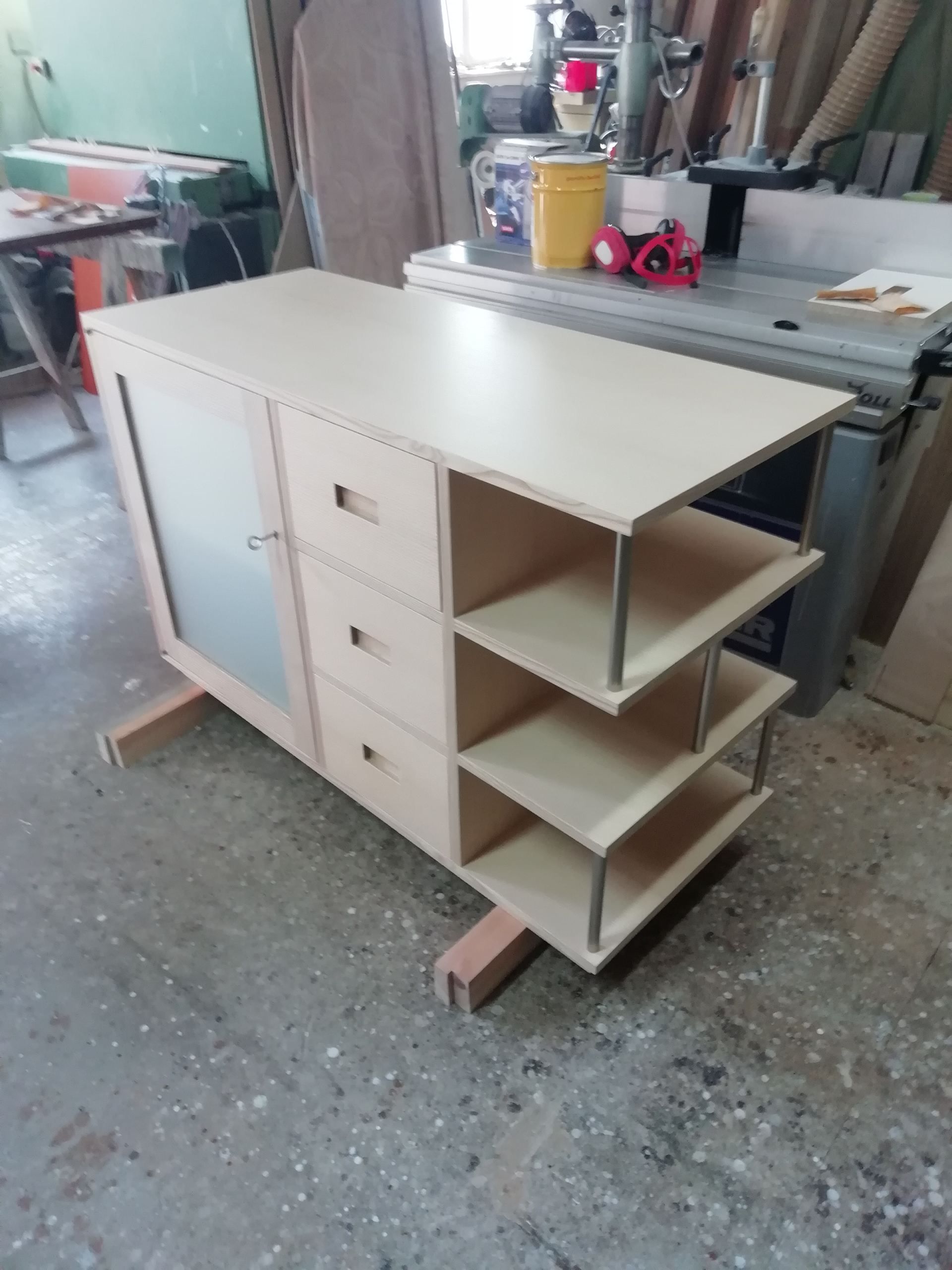 Bild eines angefertigten Schrankes in der Schreinerei