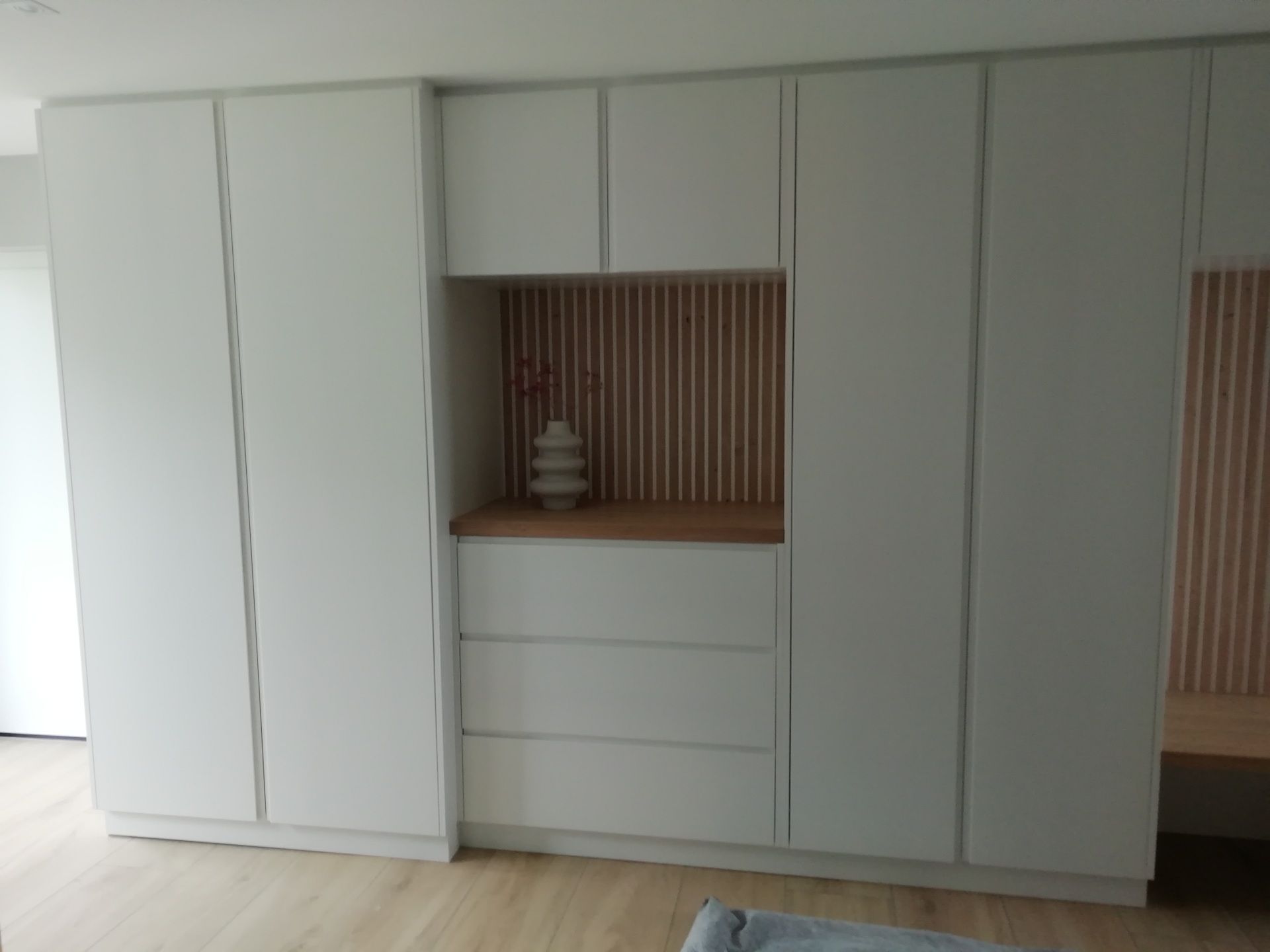 weiße Kleiderschränke