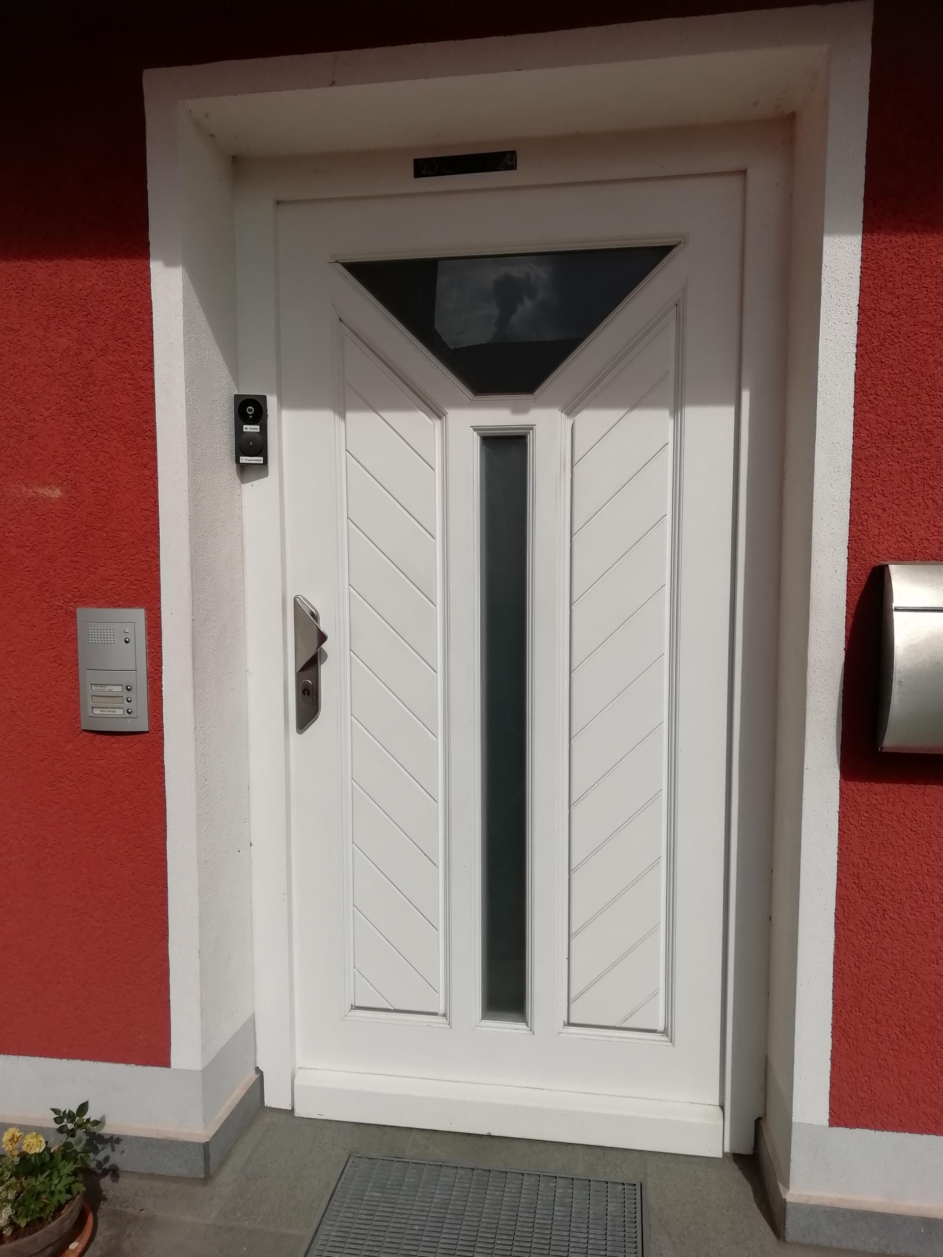 Bild einer weißen, modernen Eingangstüre aus Holz