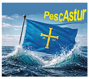 La bandera de Asturias ondeando sobre un mar agitado y salpicado bajo un cielo azul, con el texto "PescAstur" en la parte superior derecha.