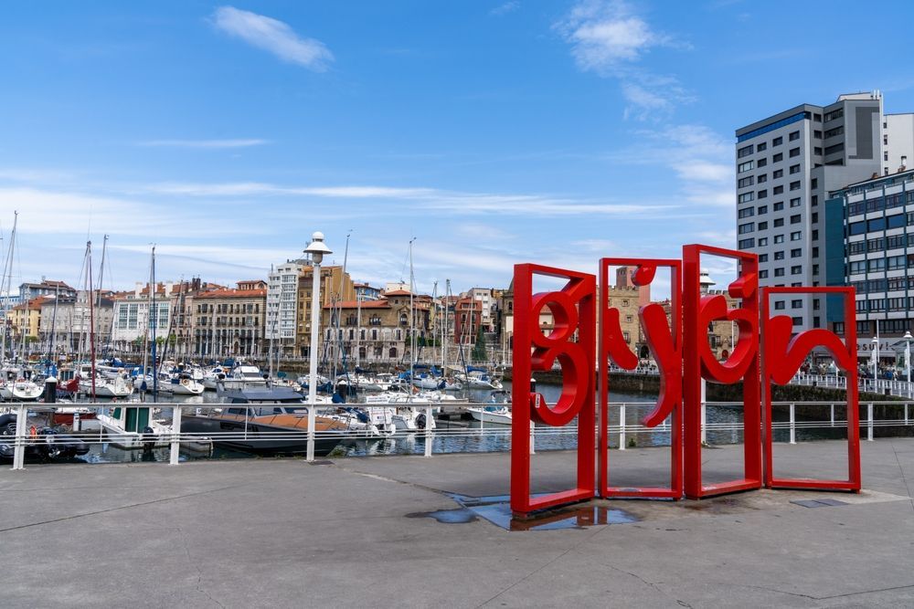 Escultura roja que forma la palabra