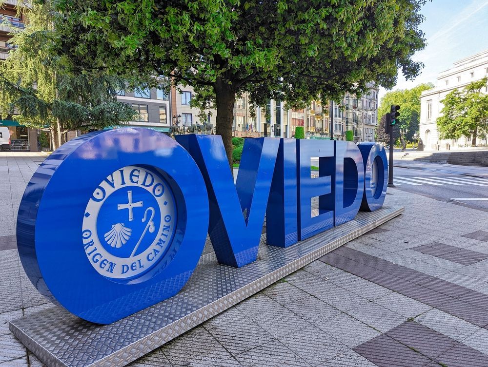 Un gran letrero azul en 3D con la palabra