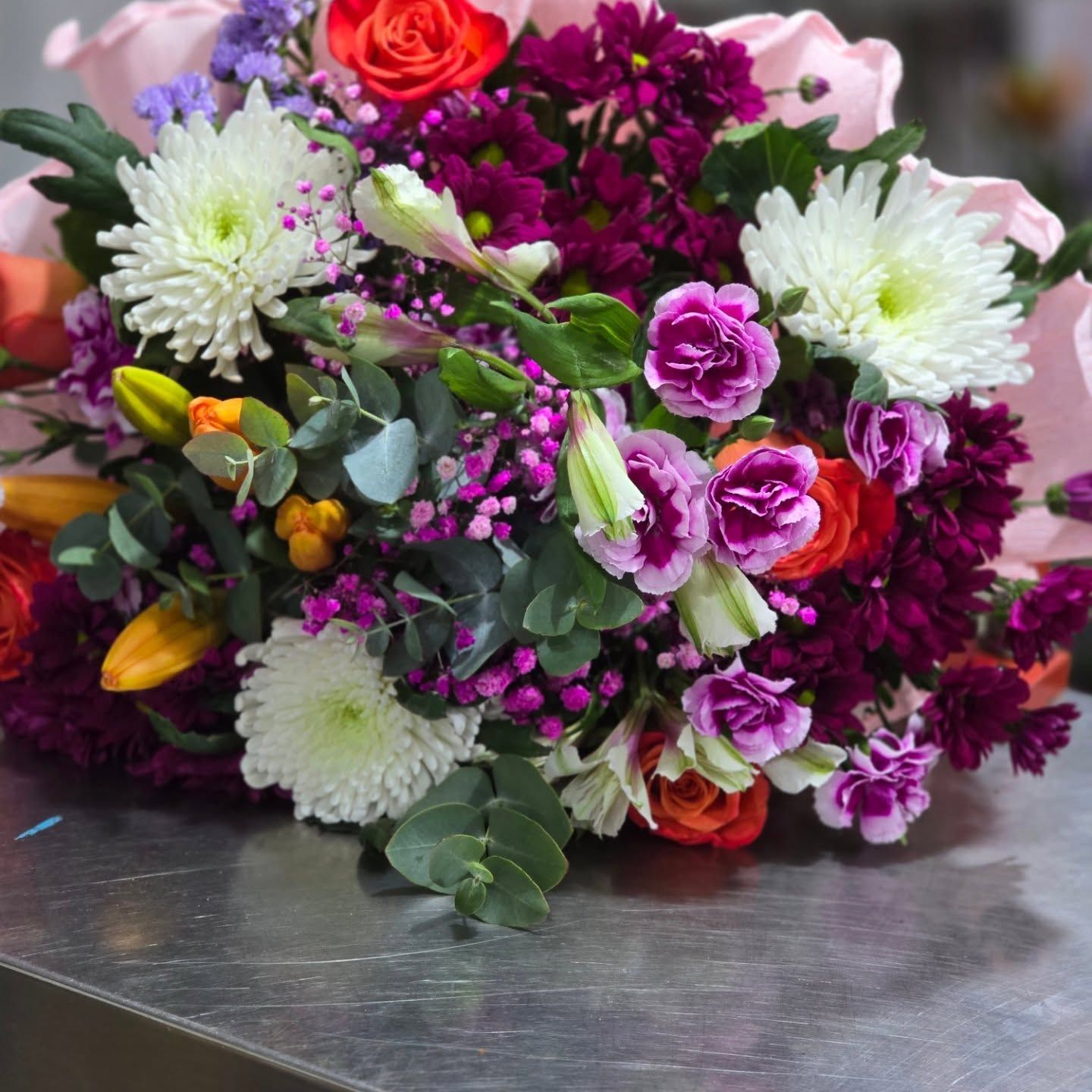 Un ramo de flores está sobre una mesa.