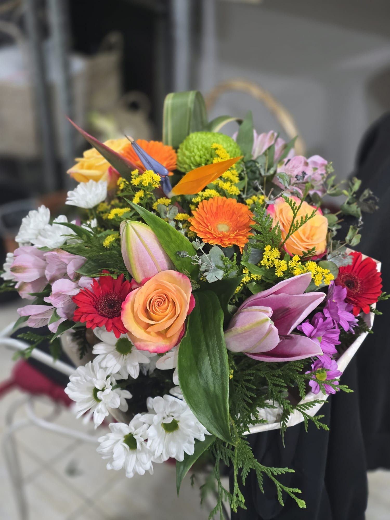 Ramo colorido de flores: rosas, margaritas, lirios y más.