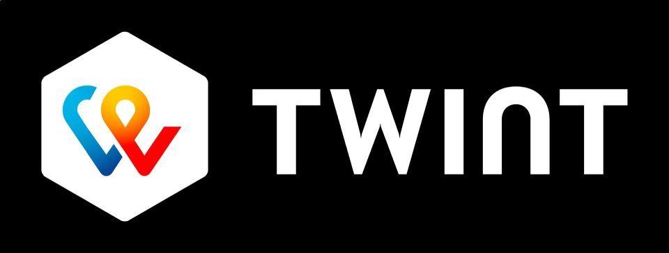 Logo von TWINT. Weisses Sechseck mit blauen, gelben und roten Wirbeln. Daneben der Schriftzug TWINT in weisser Schrift.