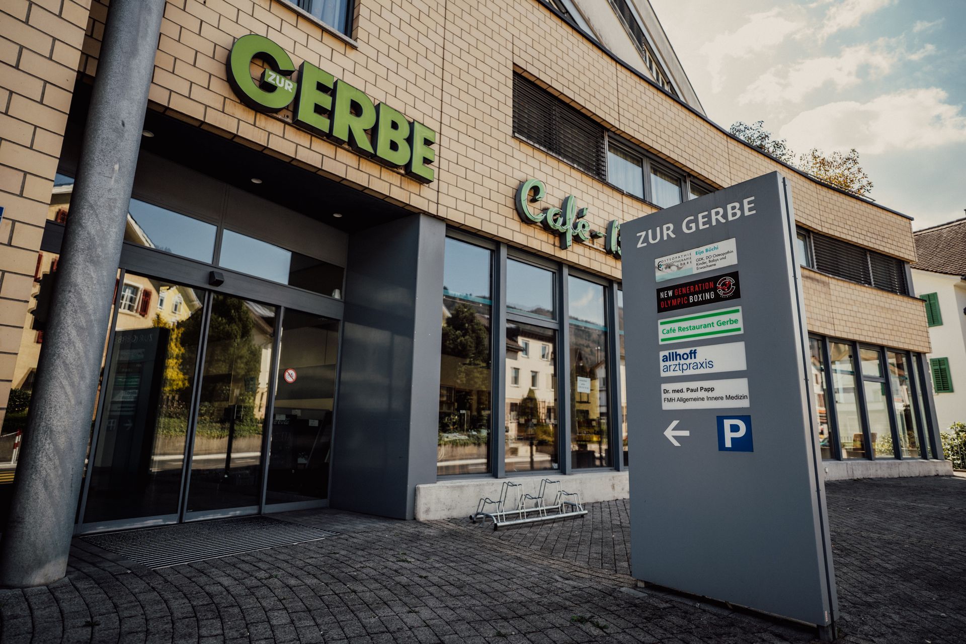 Eine Person erhält eine Akupunkturbehandlung am Rücken; die Hände halten die Nadel.