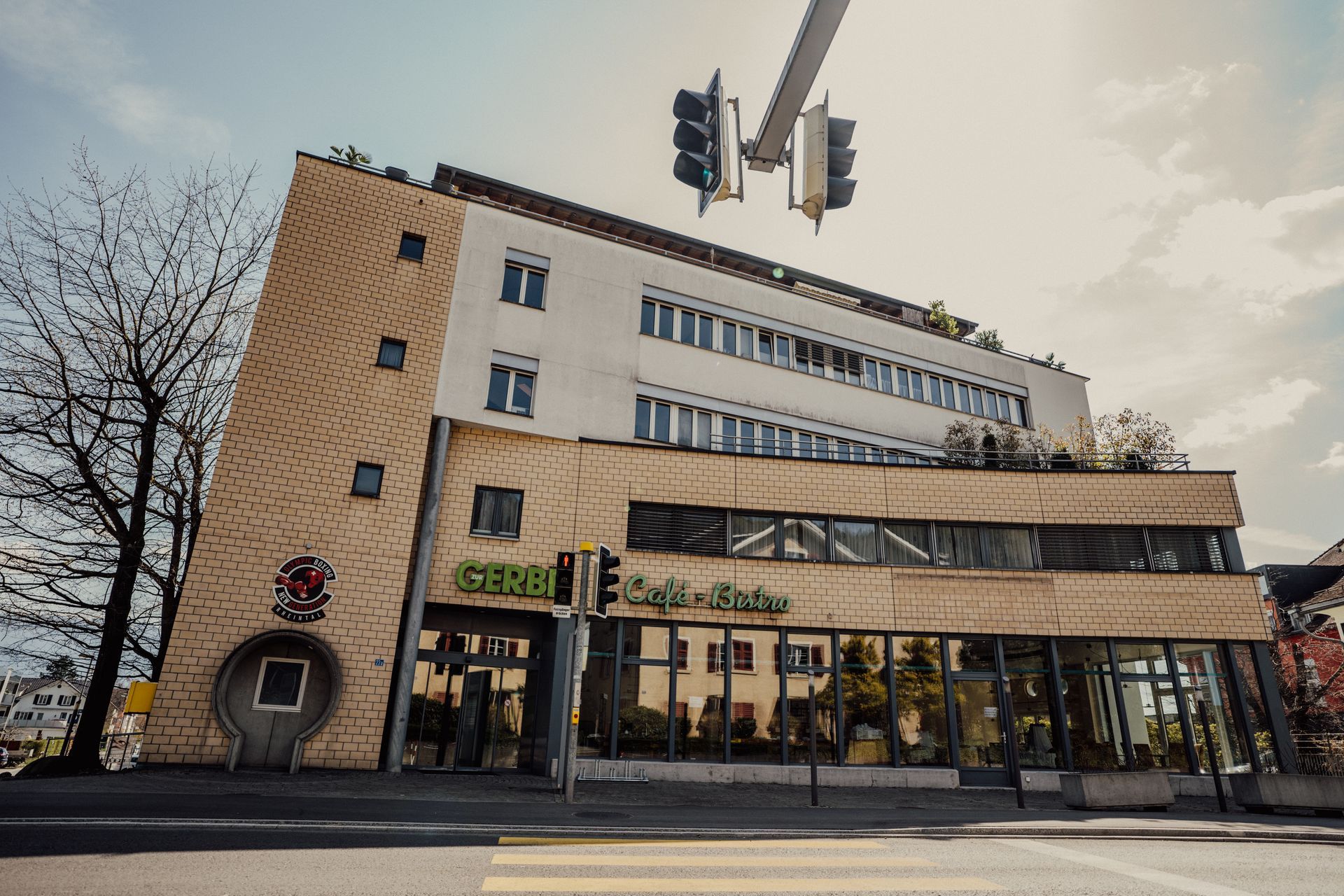 Ein Physiotherapeut untersucht das Knie eines Patienten in einer Klinik.