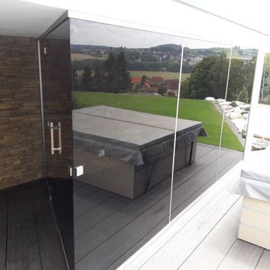 Saunaverglasung XXL mittels grau getöntem Glas und Sauna-Edelstahlbeschlägen