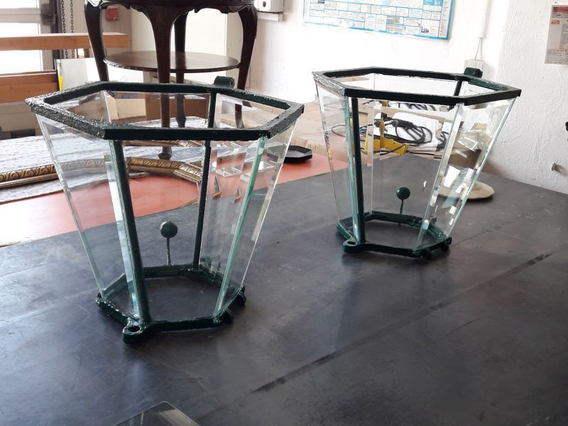 Neuverglasung mit Facettenschliff zweier Gaslaternen