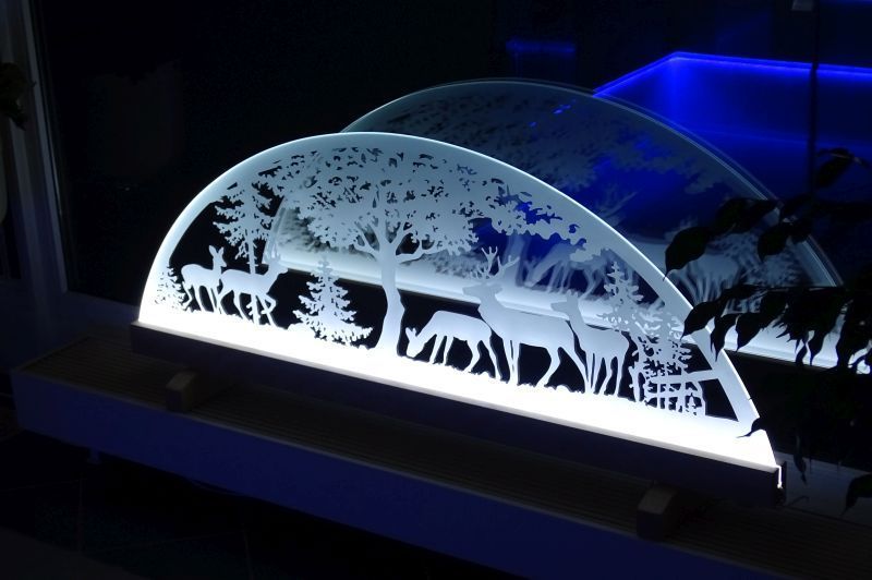 durch LED-Strip beleuchteter Lichterbogen aus Glas